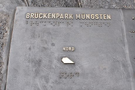 Schriftzug Brückenpark Müngsten: auch in  Blindenschrift (Braille)