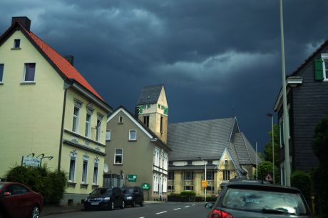Doper-Kirche: im Licht des aufziehenden Unwetters