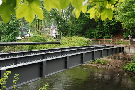 Kohlfurther Wupperbrückenbau: drei neue Stahlträger