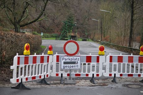 Parkplatz gesperrt!: Zur Vorsicht sperrt die Stadt Solingen den Parkplatz auf der sogenannten &bdquo;Wupperinsel&ldquo;.