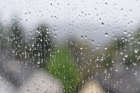 Regentropfen an der Fensterscheibe