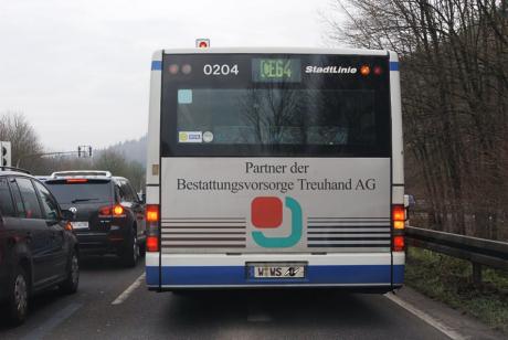 Werbung an einem Linienbus